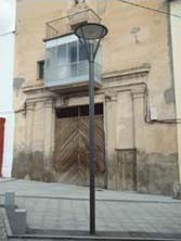 Farolas inadecuadas frente a una iglesia del siglo XVIII